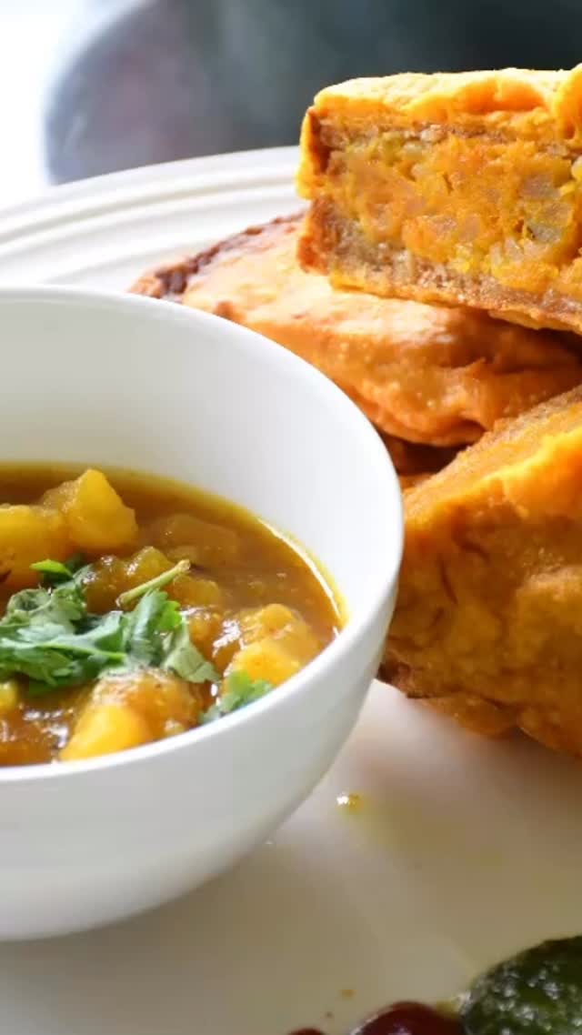 #aloobreadpakora😍 #aloobreadrecipe #appitizer #indianfoodlovers #recipeon👇🏾Bread pakora is the most popular snack in India. It’s a very tasty and mouth watering recipe. 

Ingredients

6 slices of bread (wheat or white)
2 medium sized potatoes (boiled and mashed)
1 cup chickpea flour (besan)
2 tsp red chilli powder
1 tsp coriander powder
Salt to taste
1 tsp chaat masala to taste 
1 tsp amchoor powder to taste 
2 cups oil
2 green chilli - finely chopped . (Optional) 

Method
First make a batter.  Add in a bowl , chickpeas, salt, and chili powder. Add water slowly and make a thick batter. (Like pancakes batter) And keep aside for about 10 minutes. If you like, add green chili also. 
 
Take a large sized dish. Add potato, salt,1tsp red chilli powder, chaat masala, amchoor powder, coriander powder, and green chilly. Mix everything and keep aside. Cut each piece of bread diagonally in half to form 2 triangles. Take one slice and put a layer of potatoes on the slice and cover with another slice. Make all in the same manner and keep aside.

Start at slow heat and put the pan on the burner. Pour the oil in the pan and and when the oil starts smoking, take one pakora and cover it in the chickpea batter. Fry the pakoras until golden brown on both sides. 

Ready to eat !! Eat your hot pakoras with green chutney or tomato sauce. Another way to eat these would be with spicy potato curry! It sounds odd, but tastes delicious!